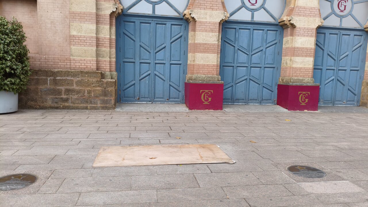 Reacciones enfrentadas tras la retirada de honores a Juan Carlos Aragón en Cádiz