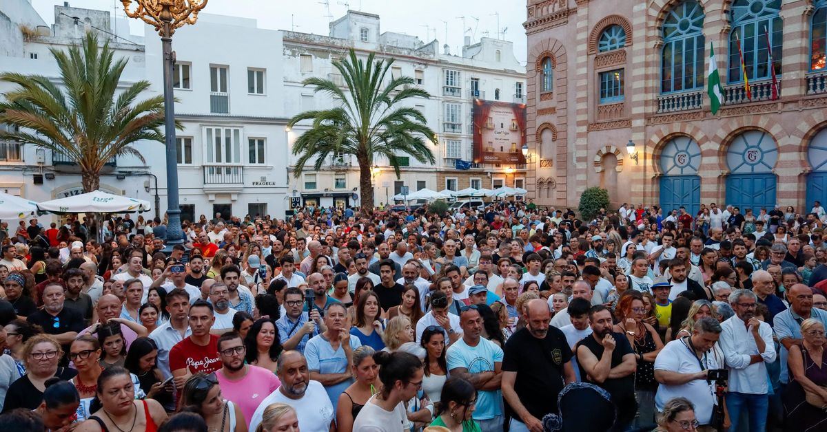 Concentración en la plaza del Teatro Falla reivindica el legado de Juan Carlos Aragón