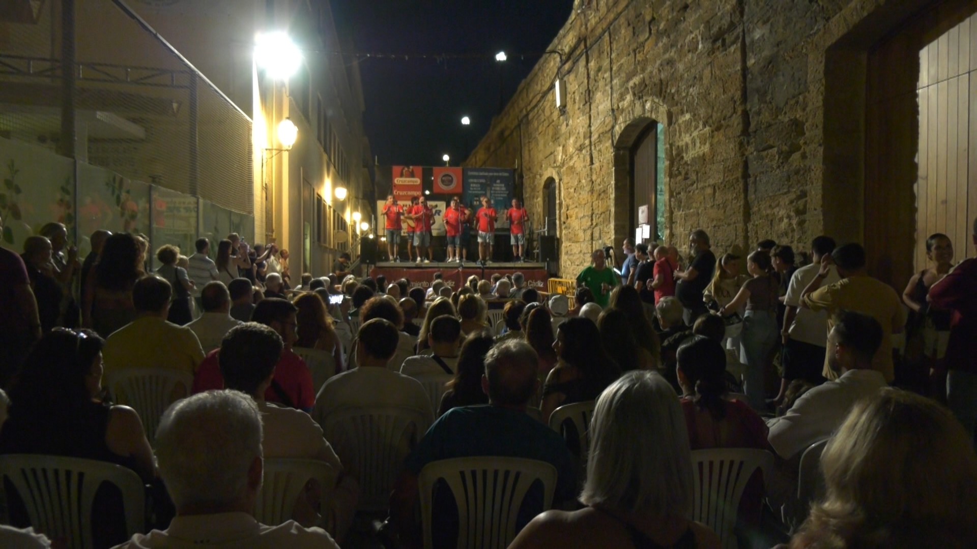 Ambientazo carnavalero en las Murallas de San Carlos antes de la final de 'Coplas al fresquito'